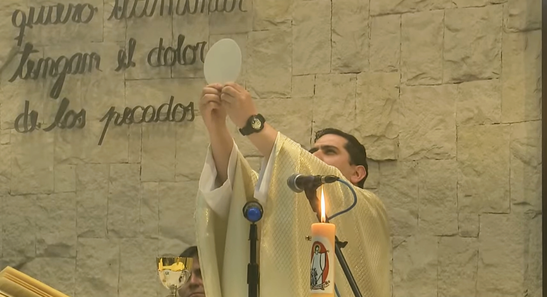 Celebración de la Santa Misa en la capilla (20/10/2023).
